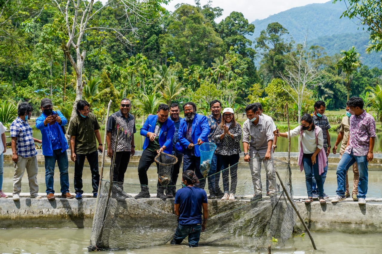 Hadiri Panen Raya Ikan PPB di Sumut, Ketum DPP GAMKI Willem Wandik Berikan Bantuan Rp 20 Juta