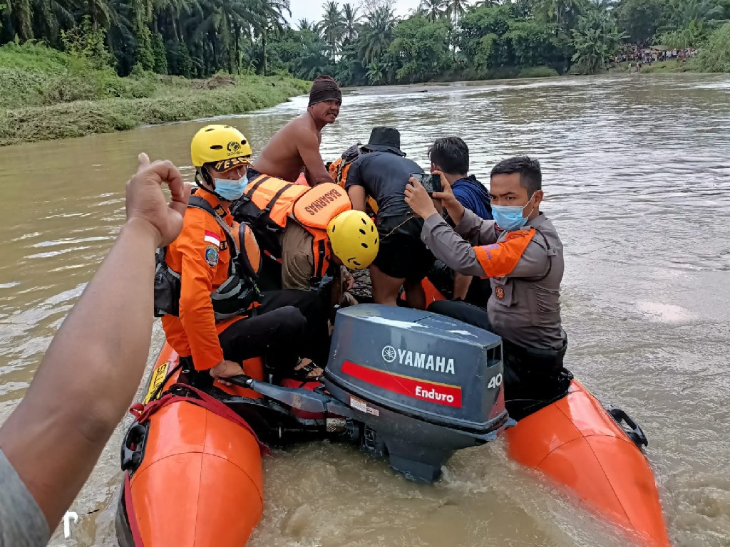 Avanza Terseret Banjir di Deli Serdang, 4 Penumpang Tewas