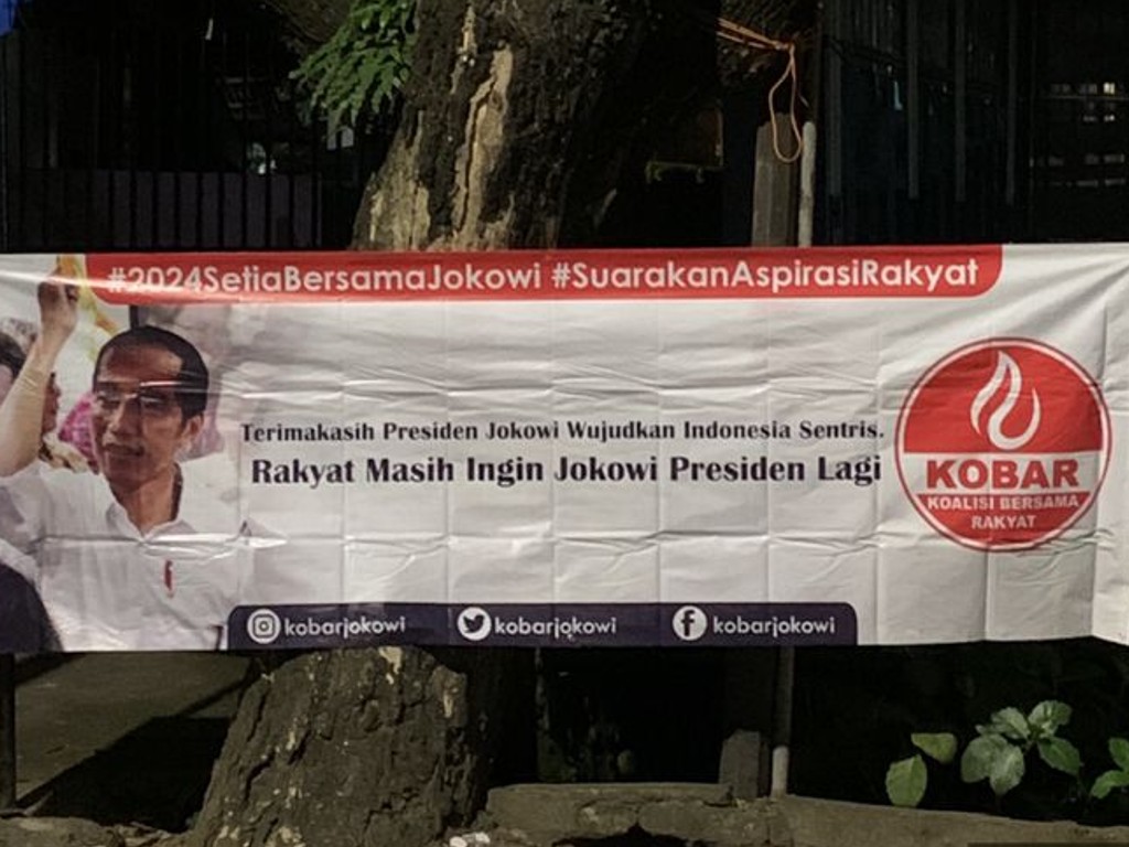 Spanduk Dukung Jokowi Tiga Periode Bertebaran di Kota Makassar