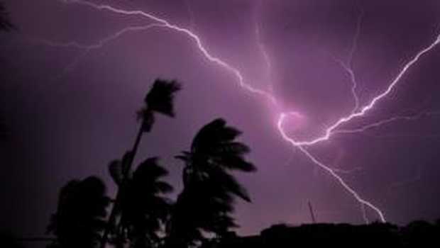 BMKG: Waspada Hujan Lebat Disertai Kilat dan Angin Kencang Besok di Sulbar