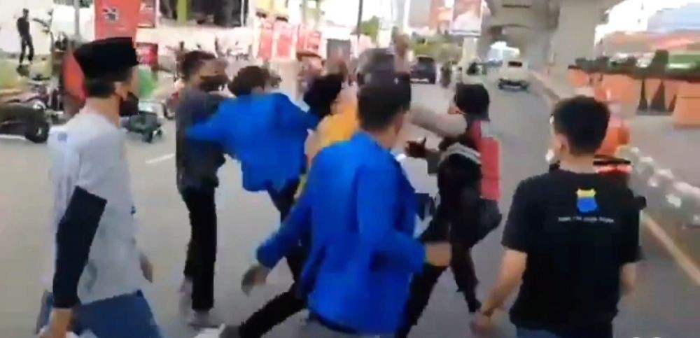 Tiga Oknum Mahasiswa yang Memukul Polisi saat Demo di Makassar Ditangkap