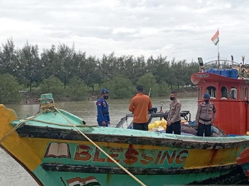 Tim Polda Aceh Tangkap 8 Nelayan India Pencuri Ikan Hiu dan Lumba-lumba