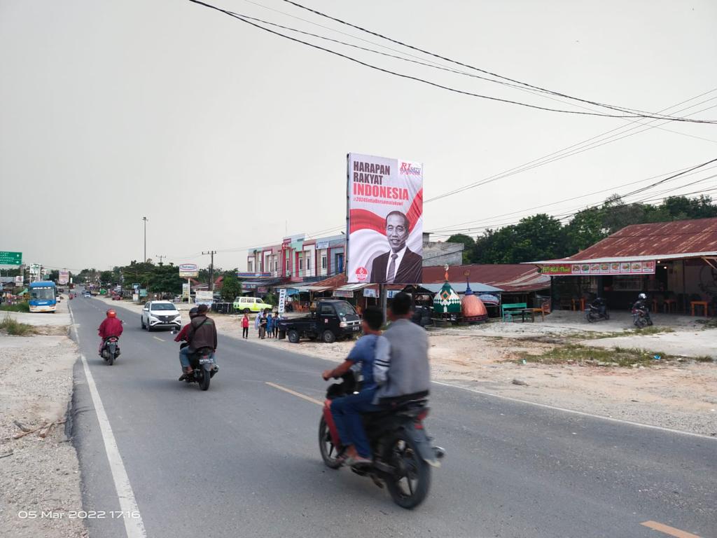 KOBAR Pasang Baliho #2024SetiaBersamaJokowi di Pekanbaru, Riau