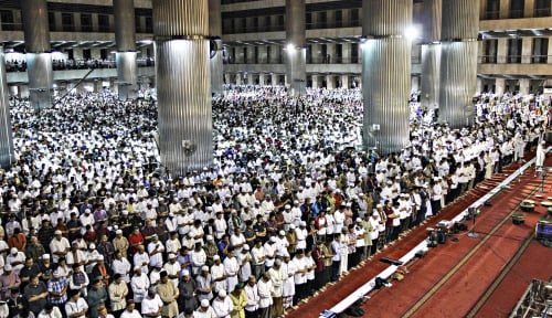 Jelang Ramadhan MUI Bolehkan Salat Jumat, Tarawih, dan Id dengan Saf Rapat
