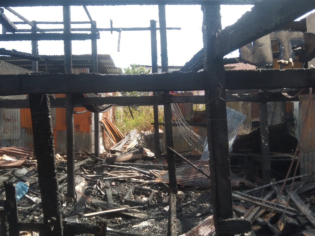 Kabakaran Hanguskan Satu Rumah Semi Permanen di Makassar BPBD Salurkan Bantuan
