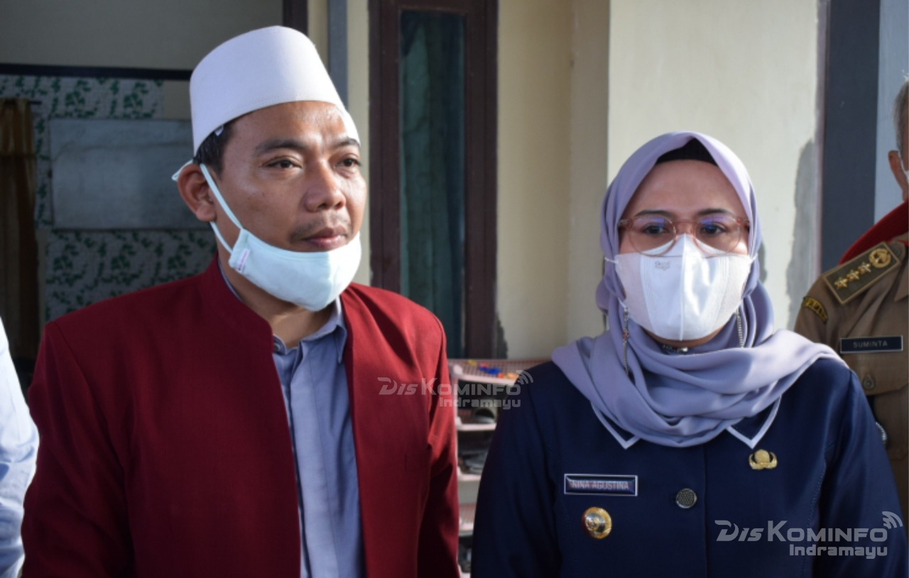 Bupati Nina Agustina Jenguk Gus Farid Beserta Istri Korban Pembacokan di Indramayu