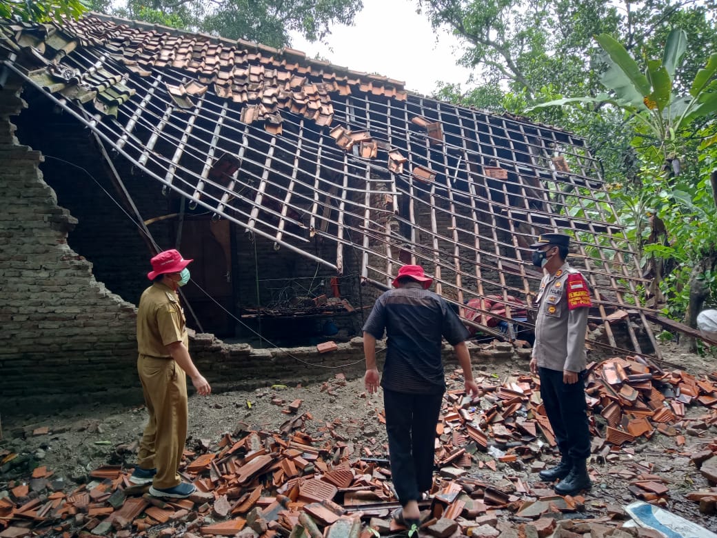 Rumah Warga di Indramayu Roboh Diterpa Hujan dan Angin Kencang