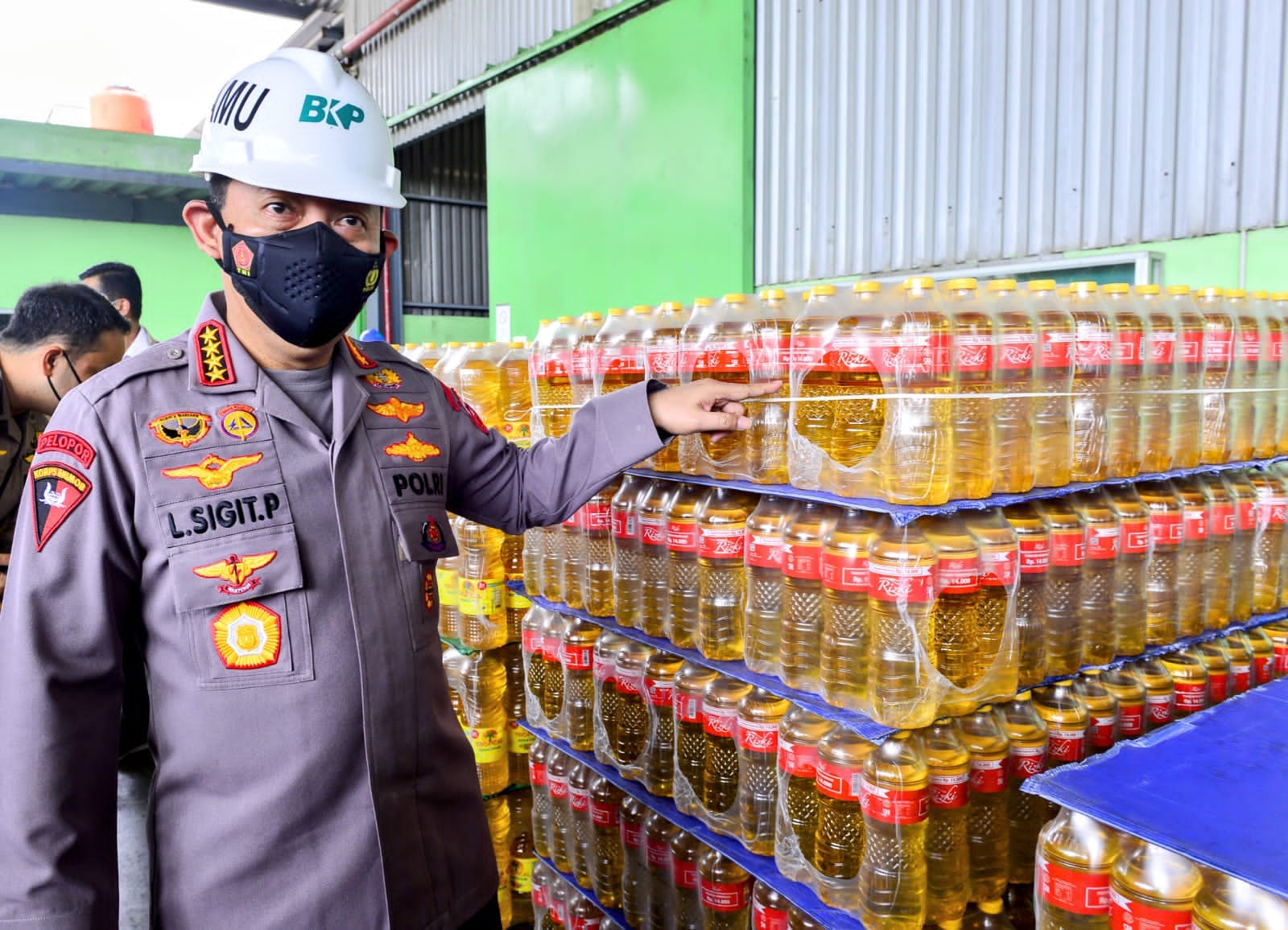 Kapolri dan Menteri Perdagangan Sidak Pabrik Minyak Goreng di Cilincing, Jakarta Utara