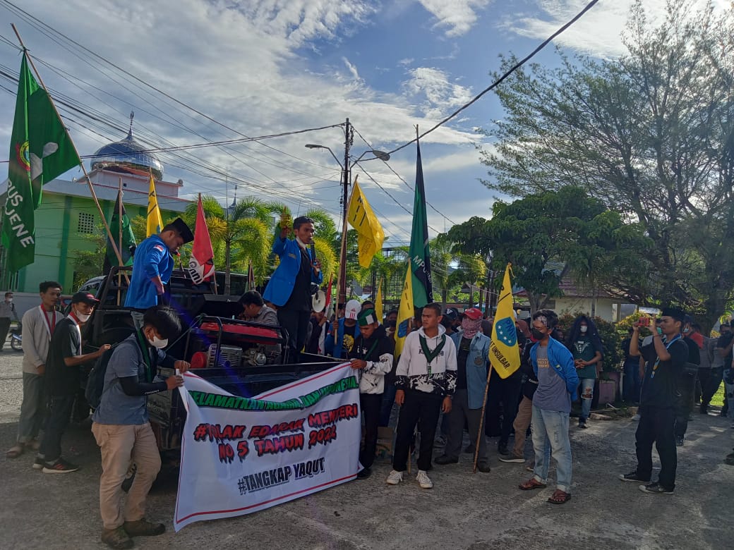 Puluhan Mahasiswa Geruduk Kanwil Kemenag Sulawesi Barat