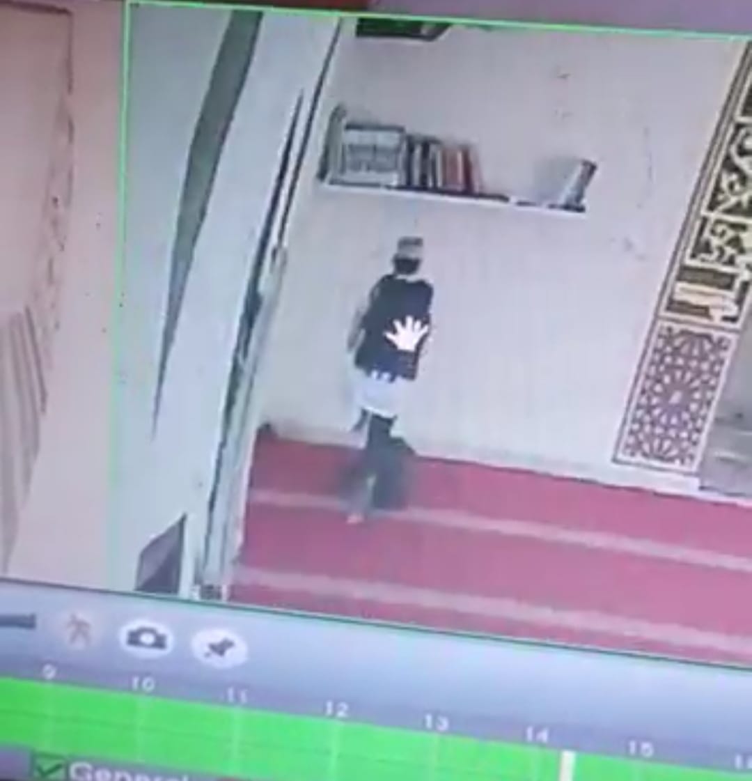 Viral, Seorang Pria Gondol Al Quran dan Kotak Infak dari Masjid di Medan