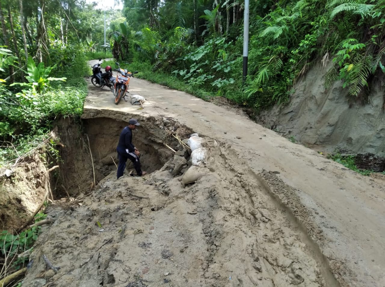 Akibat Hujan Deras, Jalan di Kecamatan Bambang Mamasa, Sulbar Nyaris Putus