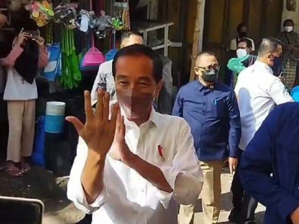 Blusukan ke Pasar Penfui NTT, Pedagang Antusias Jokowi Tiga Periode