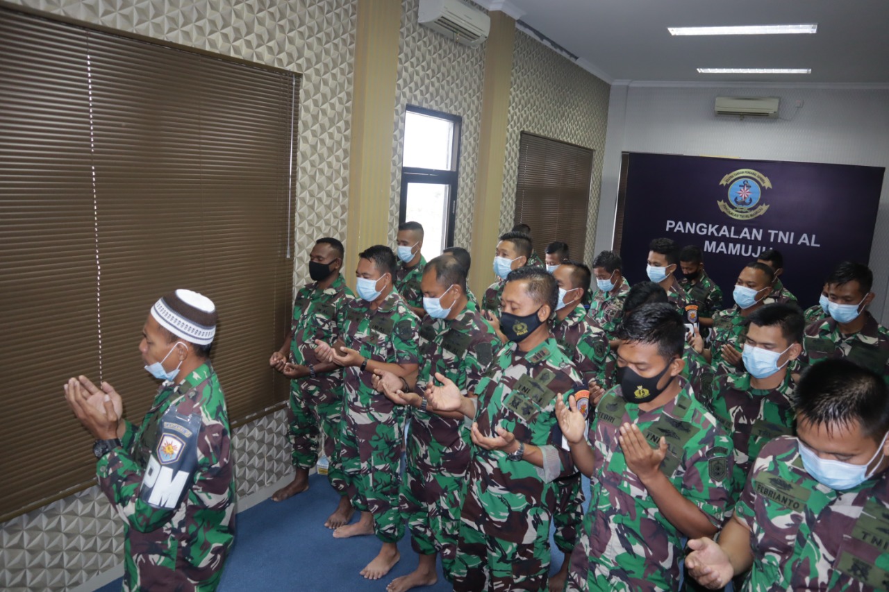 Lanal Mamuju Gelar Salat Gaib untuk Prajurit TNI AL Korban KKB