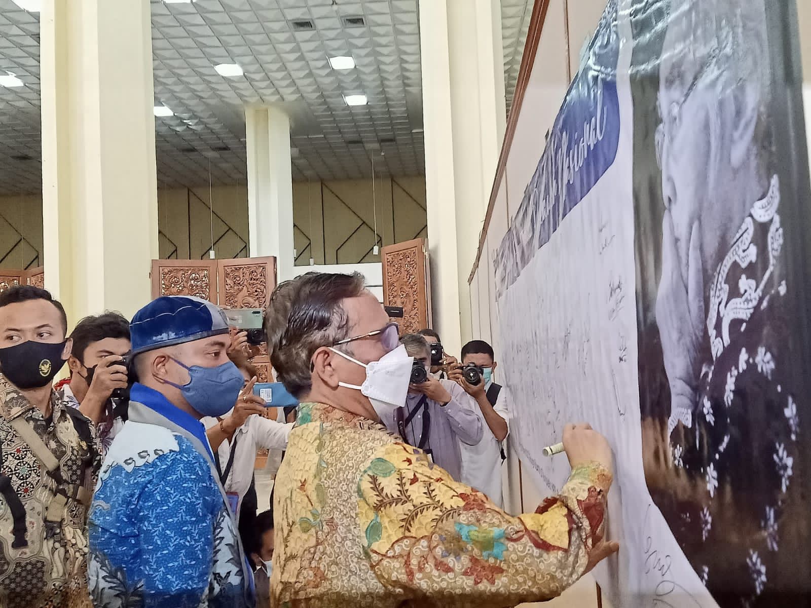 Mahfud MD Tanda Tangani Petisi Dukung Sabam Sirait Jadi Pahlawan Nasional
