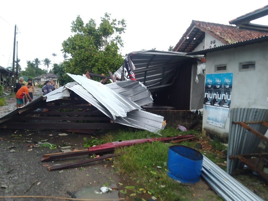 Angin Puting Beliung Mengamuk di Bangka Tengah, Empat Warga Terluka