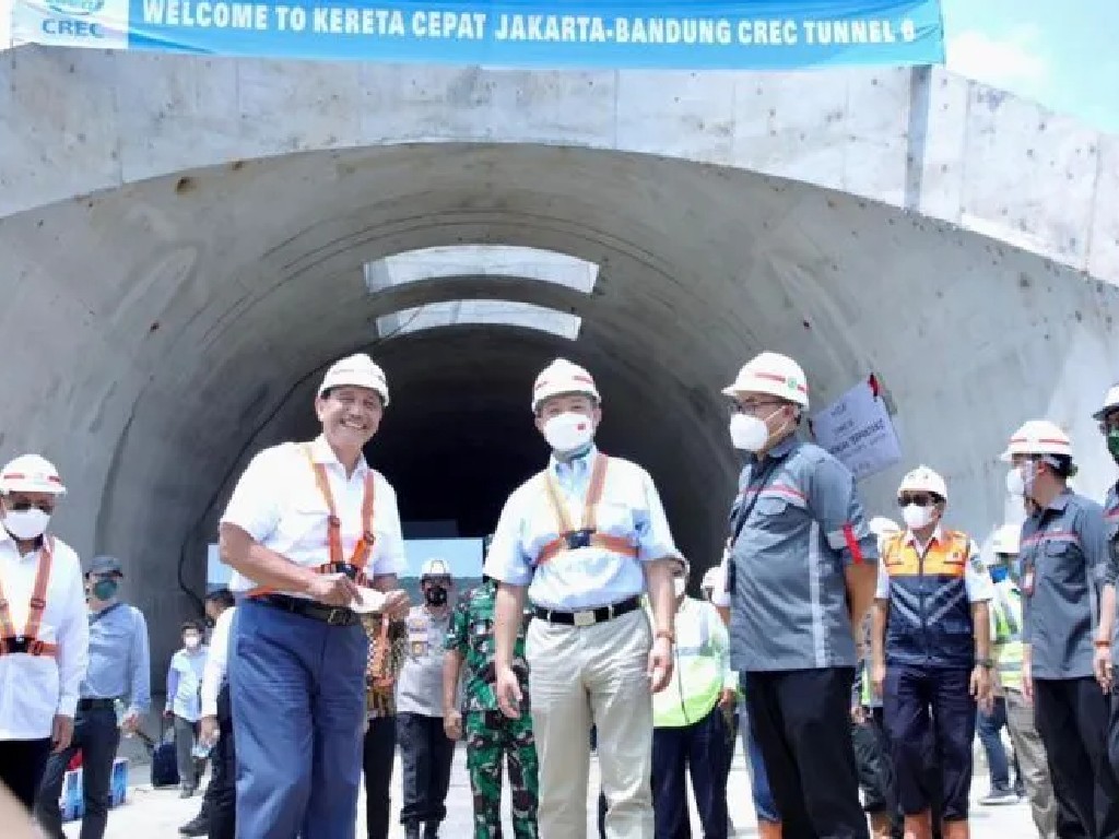 Luhut dan Dubes China Tinjau Kereta Cepat Jakarta-Bandung