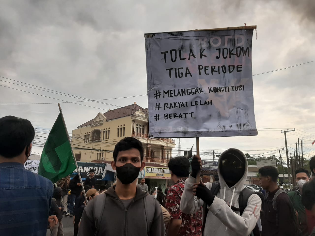 Mahasiswa di Makassar Demo-Blokade Jalan Tolak Penundaan Pemilu dan Jokowi Tiga Periode