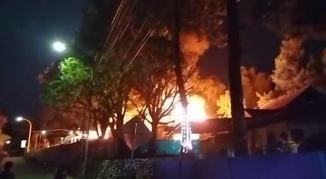 Kompleks Perumahan Polres Mamasa Sulawesi Barat Terbakar