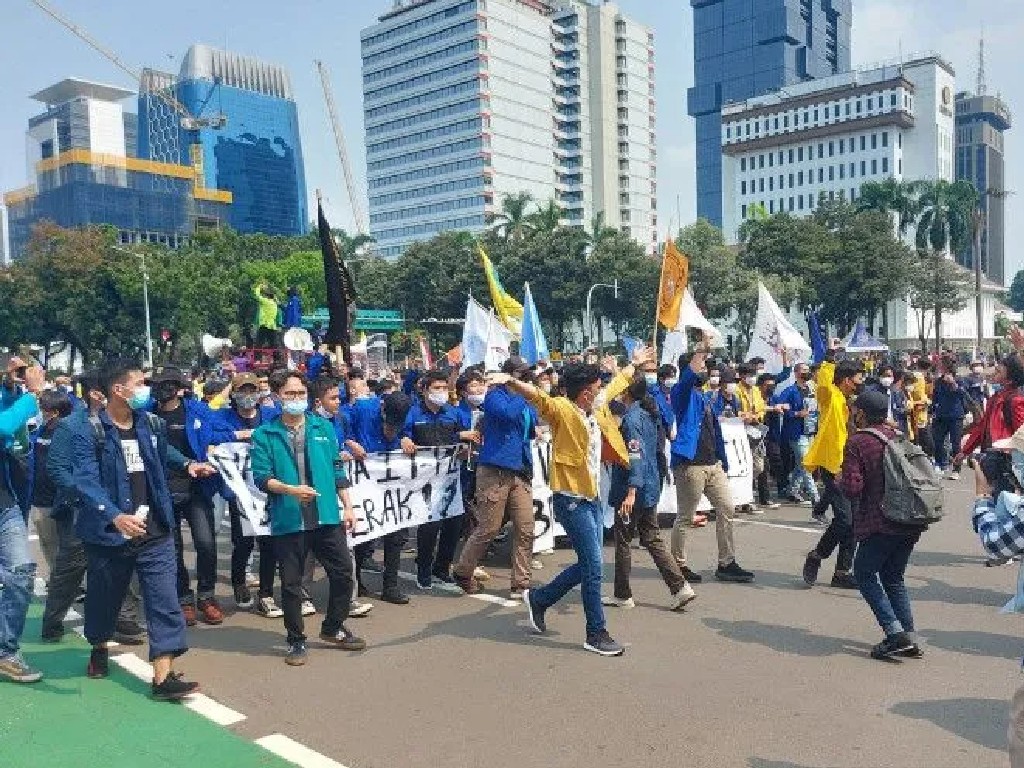 Mahasiswa Demonstrasi, Jalan Gatot Subroto dan  Jalan Medan Merdeka Ditutup
