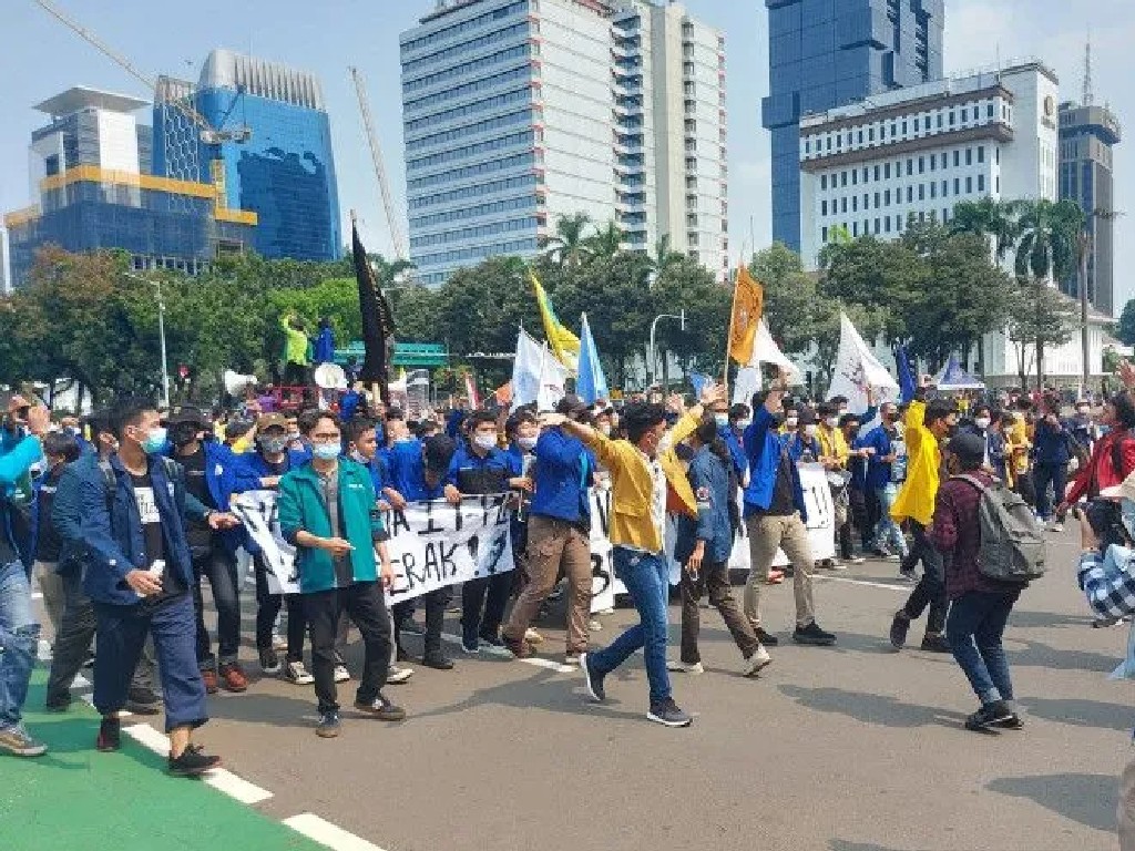 Mahasiswa Demo Tolak Jokowi 3 Periode, Polisi Tutup Sementara Area Patung Kuda