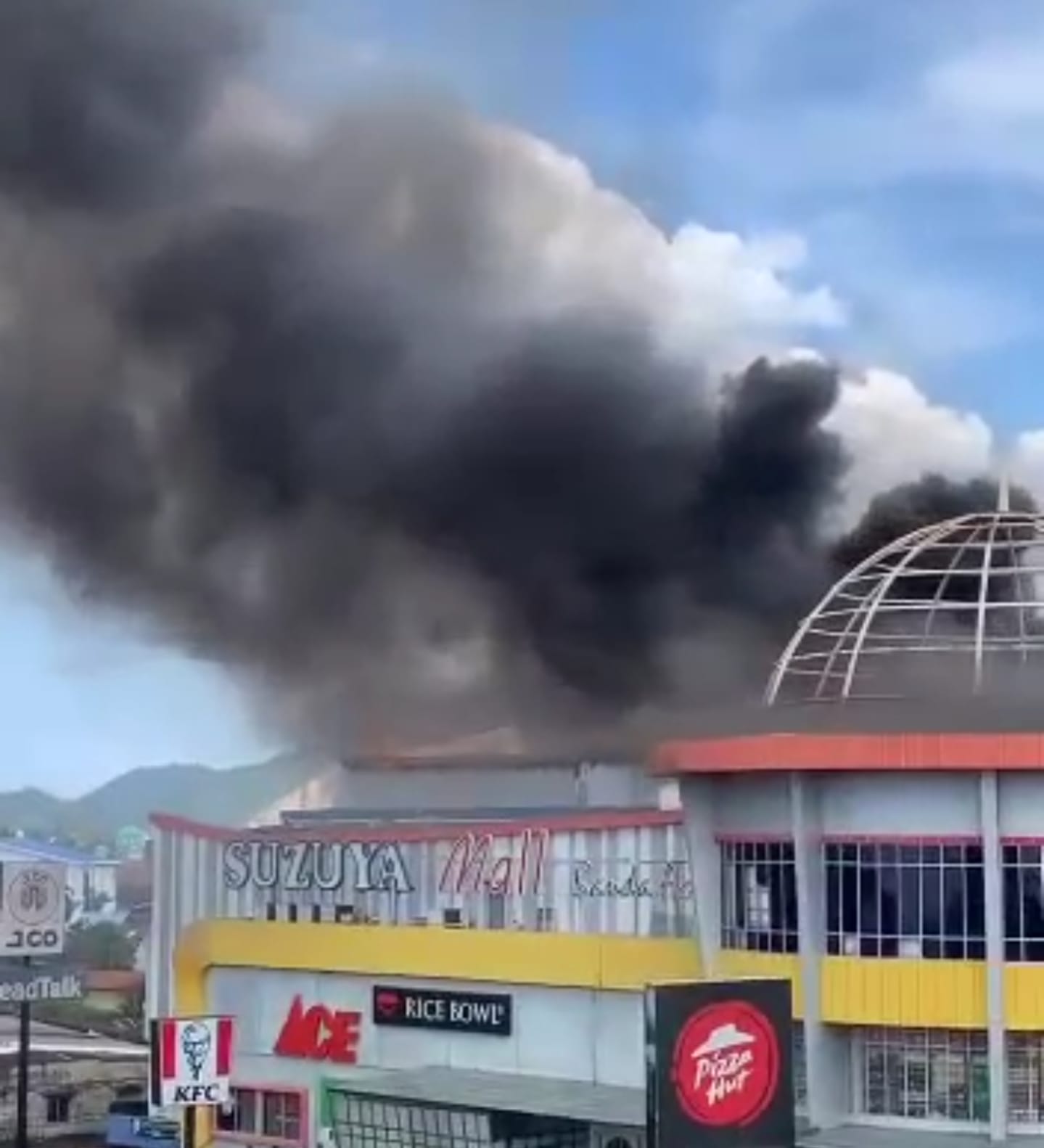 Suzuya Mall di Banda Aceh Terbakar