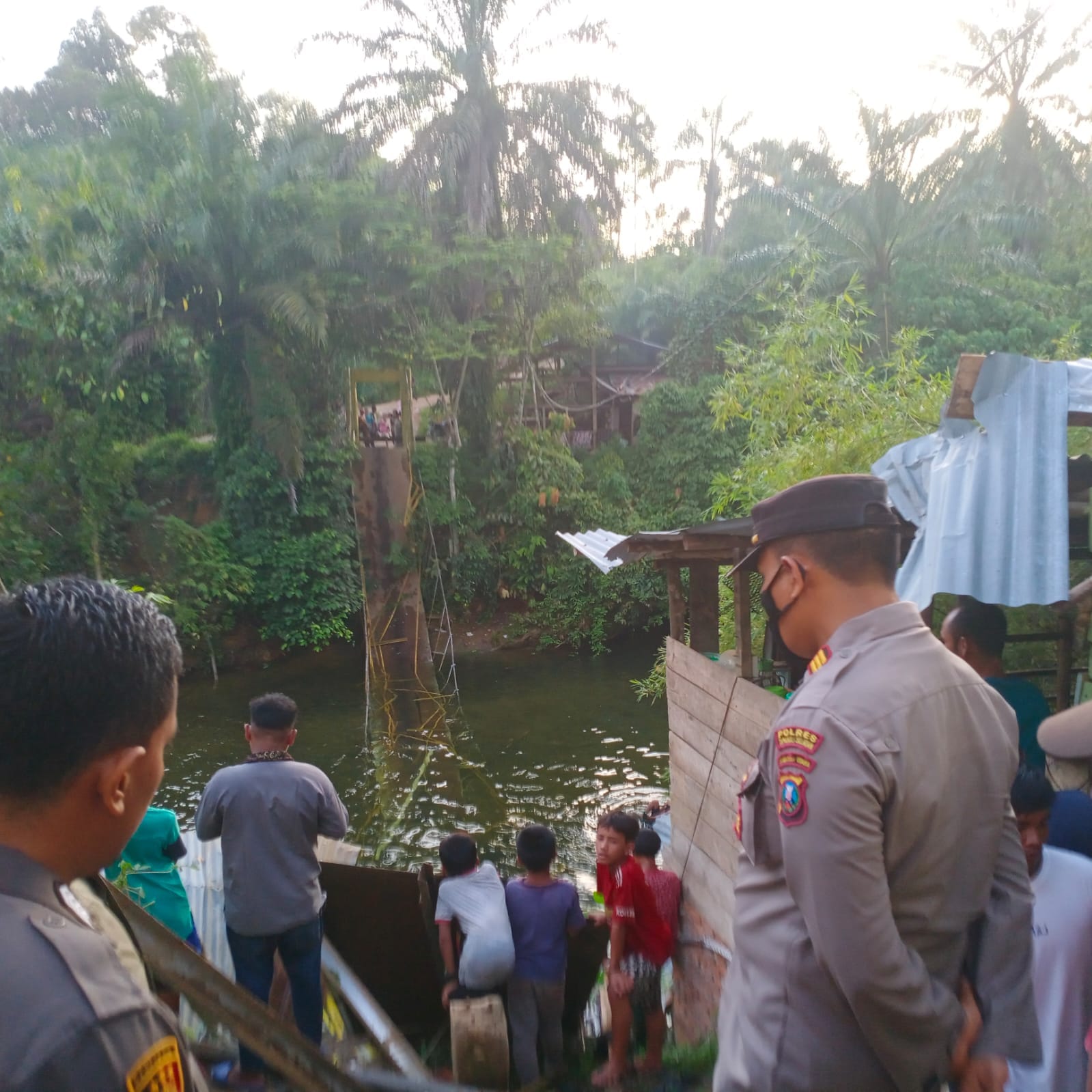 Jembatan Gantung di Paluta Ambruk, Puluhan Warga Luka