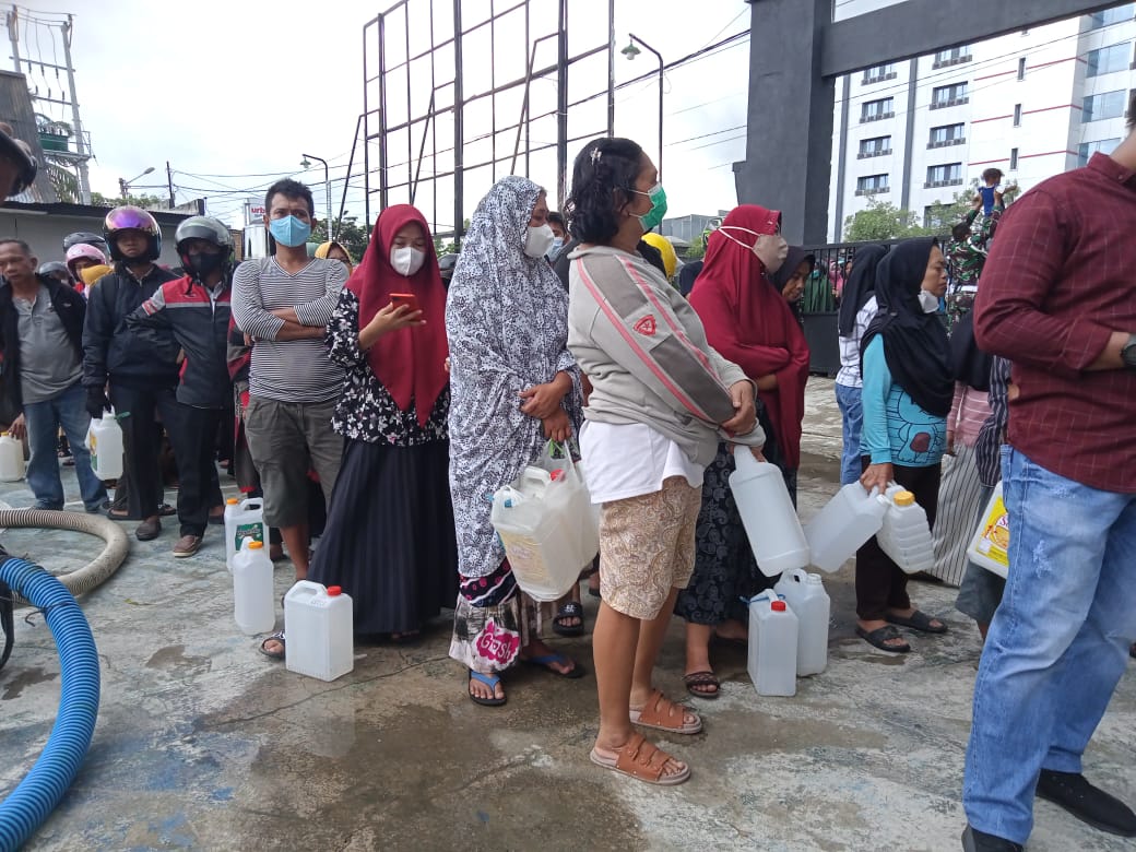 Ratusan Warga Banjiri Kodim Mamuju, Antrean Minyak Goreng Curah