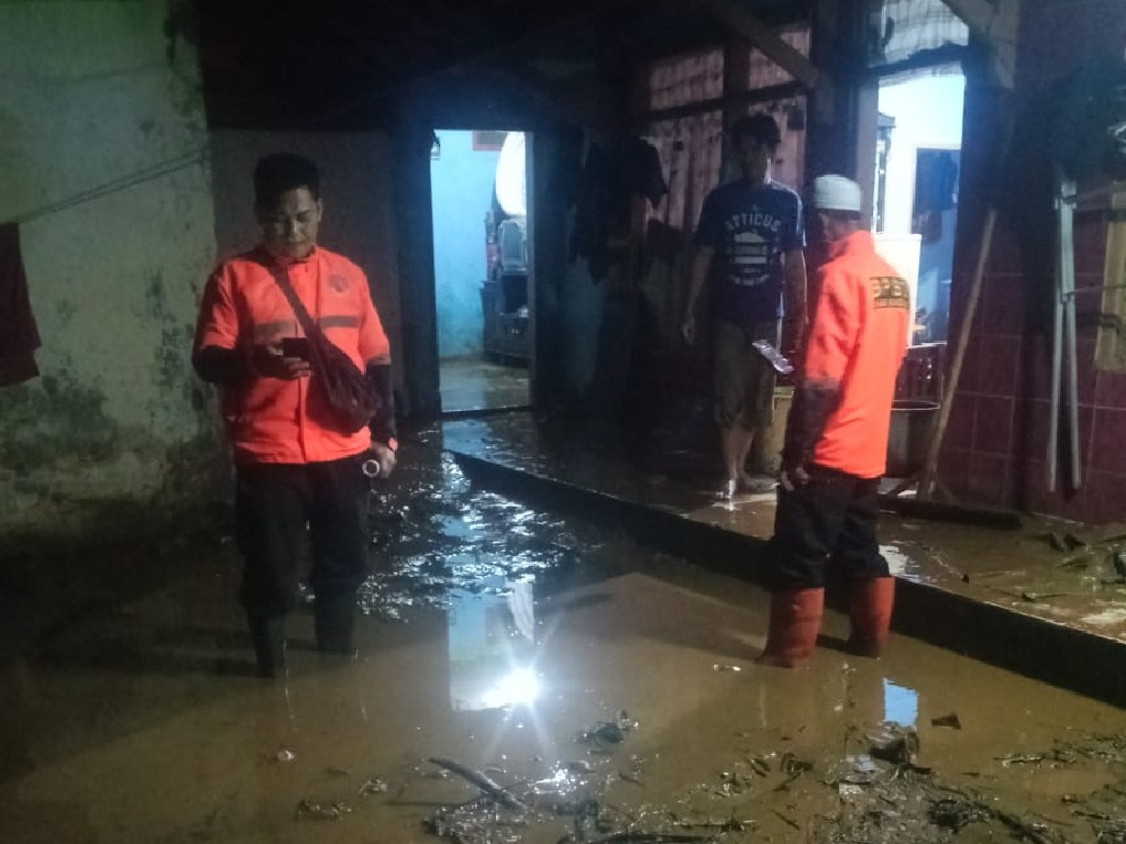 Tanggul Sungai Cikeruh Jebol, 600 Warga Kabupaten Bandung Kebanjiran