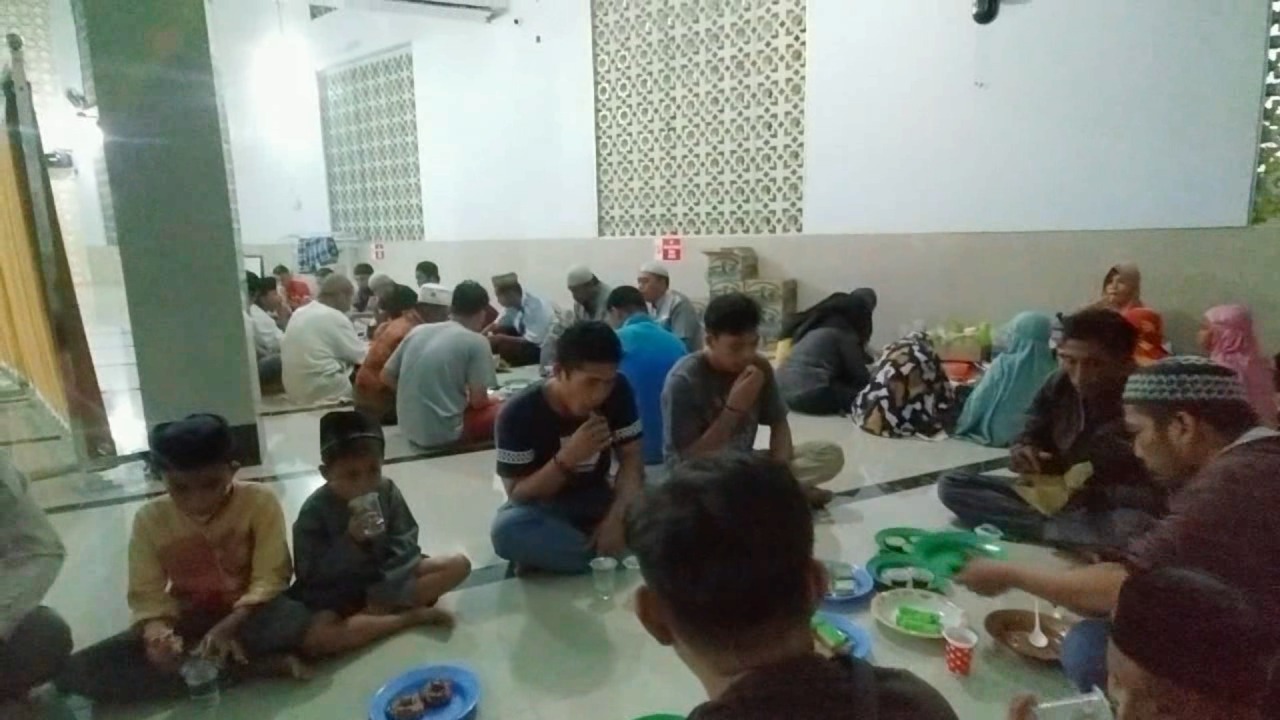 Buka Bersama di Masjid, Tradisi Warga di Mamuju Sulbar