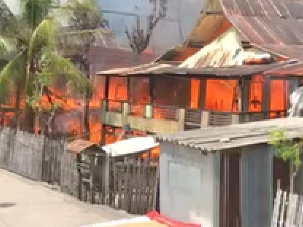 Pemprov Sulsel Salurkan Bantuan Terhadap 10 Pemilik Rumah yang Terbakar di Jeneponto