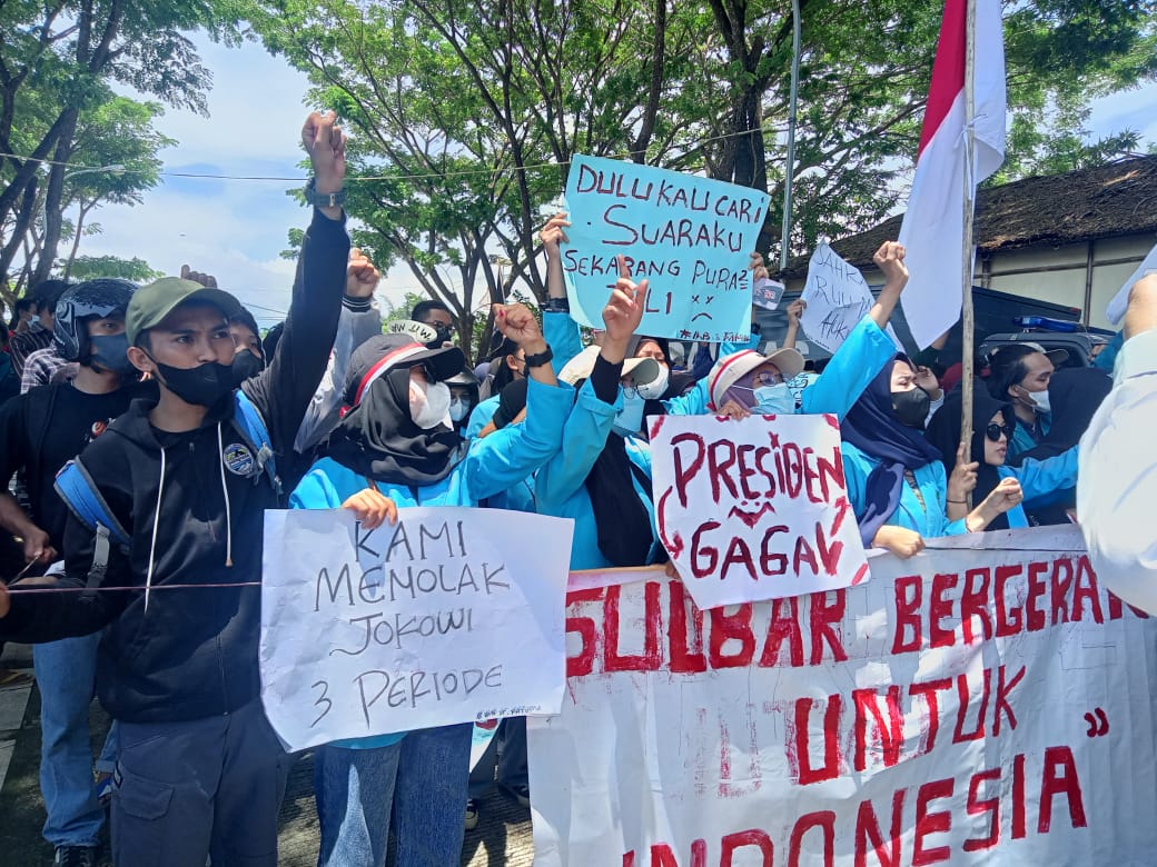 Ribuan Mahasiswa Mamuju Sulawesi Barat Geruduk Gedung DPRD