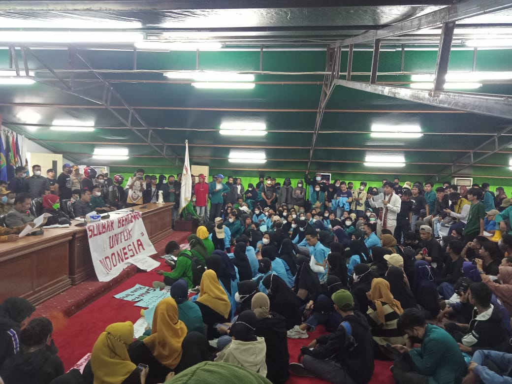Massa Aksi Duduki Kantor DPRD Sulawesi Barat