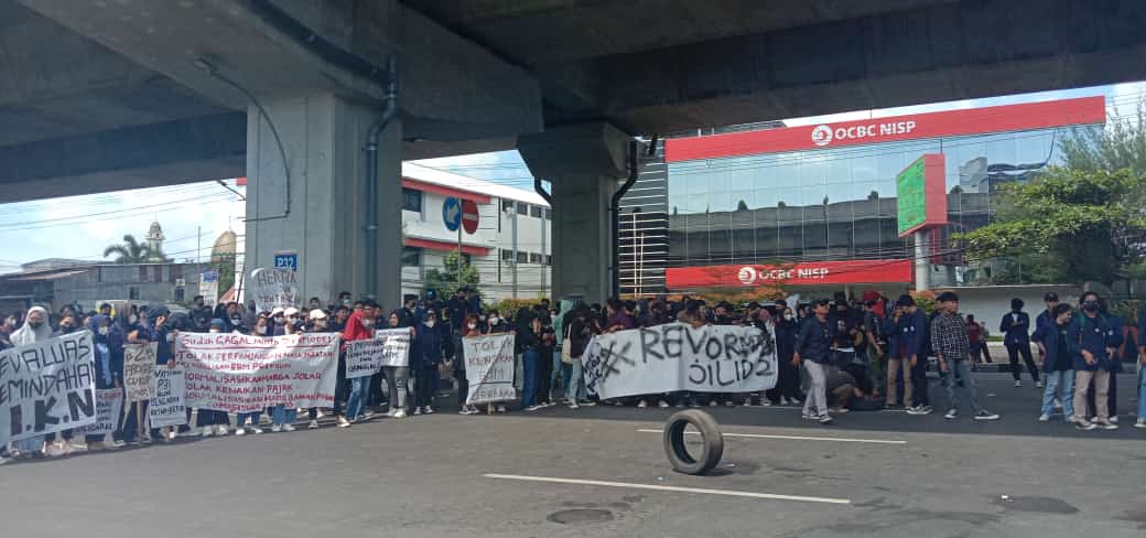 Massa Aksi Demo Sudah Mulai Berorasi di Fly Over Makassar
