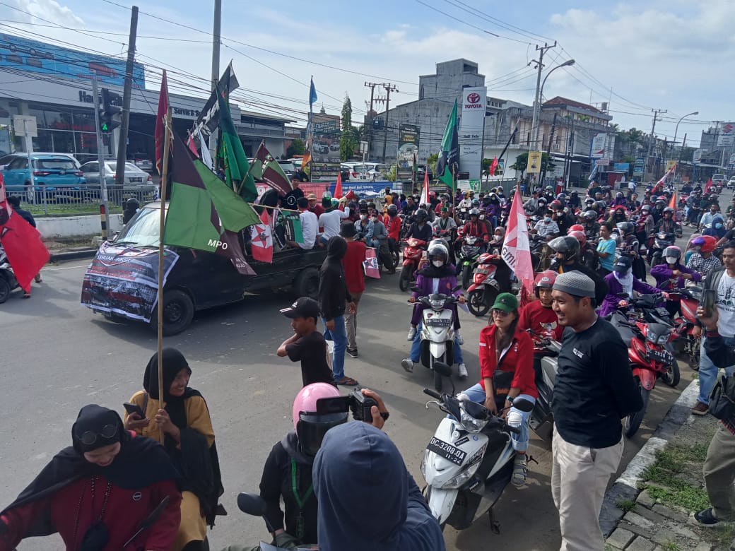 Massa Aksi di Mamuju Sulawesi Barat Memblokade Jalan, Mengakibatkan Kemacetan Panjang