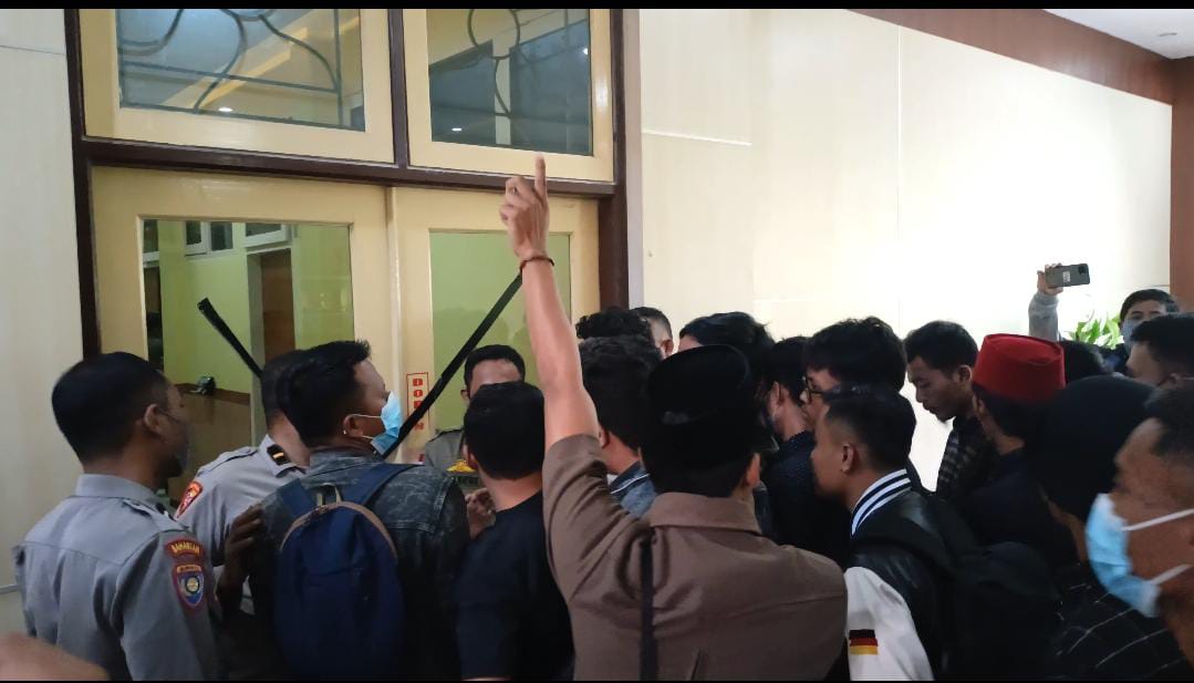 Mahasiswa Segel Gedung DPRD Kabupaten Pamekasan