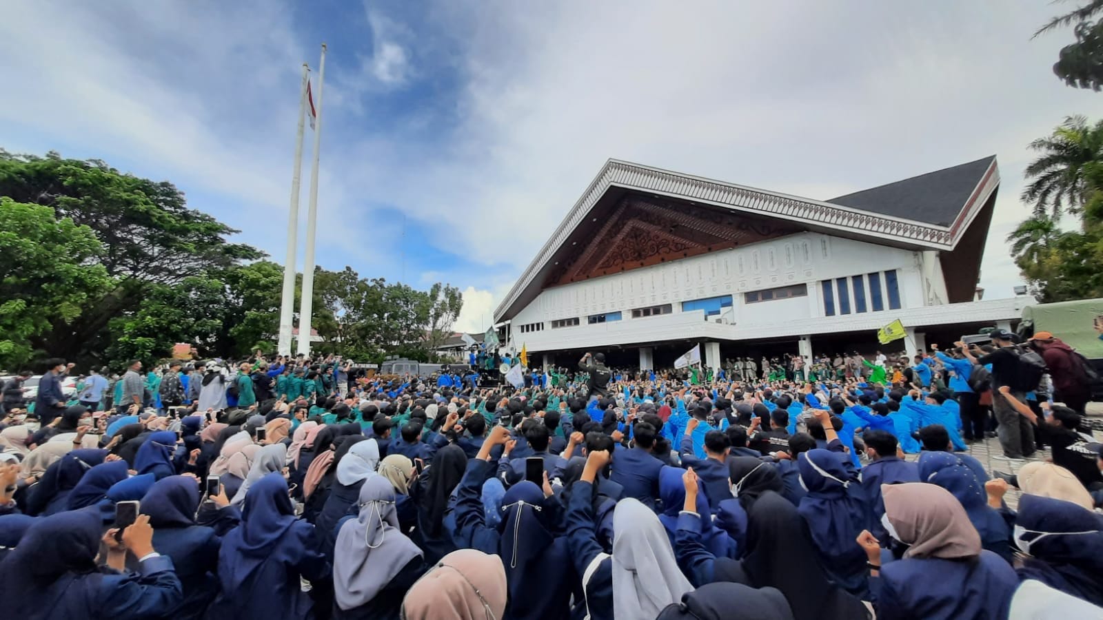 Aksi 11 April, Mahasiswa Geruduk Kantor DPRA di Banda Aceh