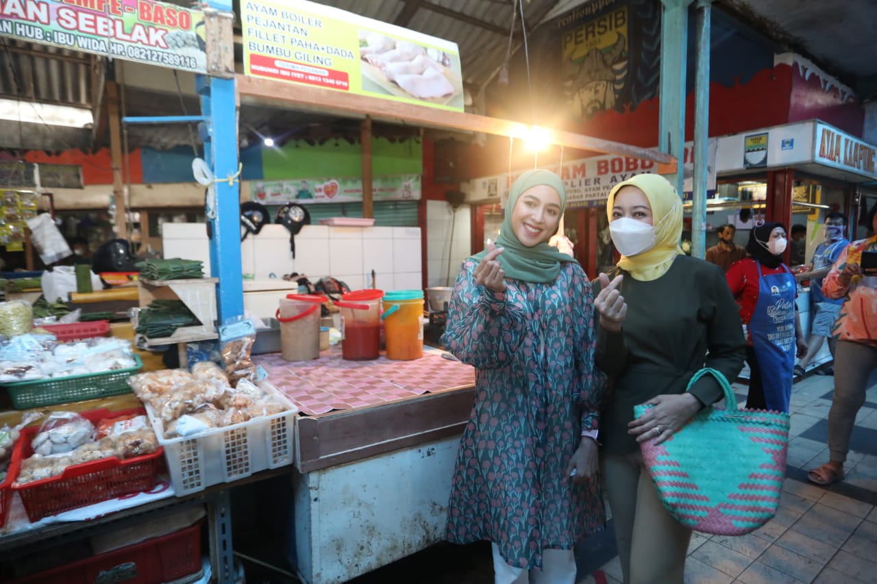 Atalia: Meriahkan Ramadan, Belanja di Pasar Tradisional Melalui Live Shopping