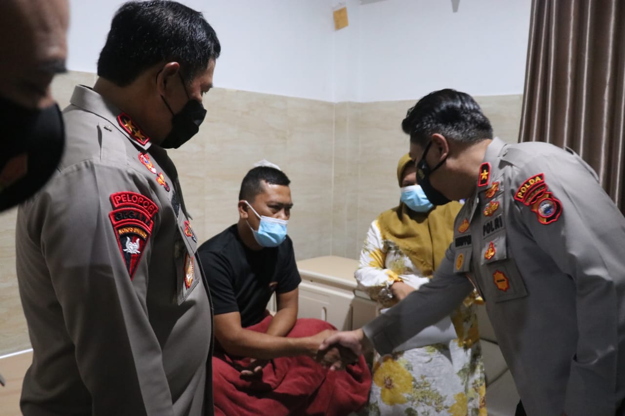 Kapolda Sulsel Besuk Anggota Polri yang terluka saat Kawal Aksi Unjuk Rasa