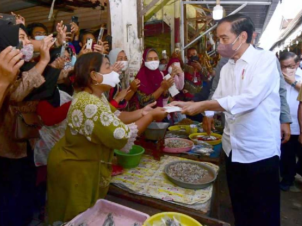 Bagi-bagi Bansos Lagi, Jokowi: Jangan untuk Beli HP