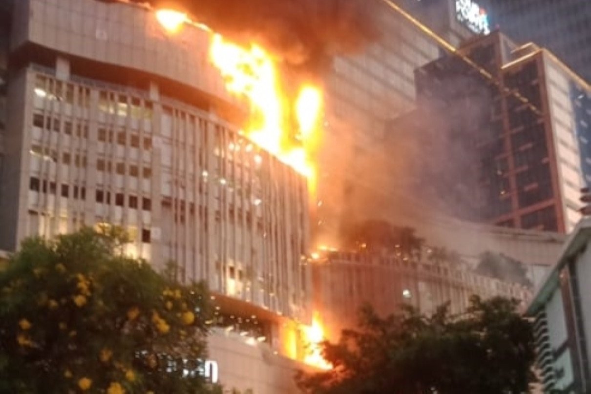 Kebakaran Hebat Melanda Tunjungan Plaza Surabaya