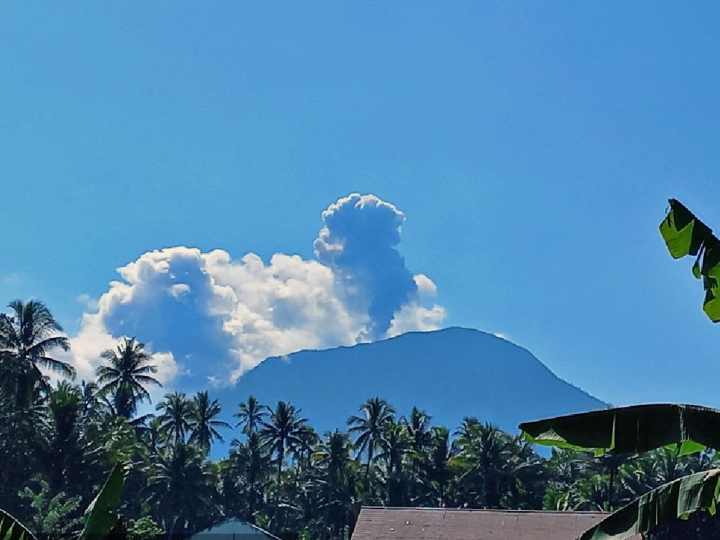 Gunung Ibu di Pulau Halmahera Erupsi, Kolom Abu Setinggi 800 Meter