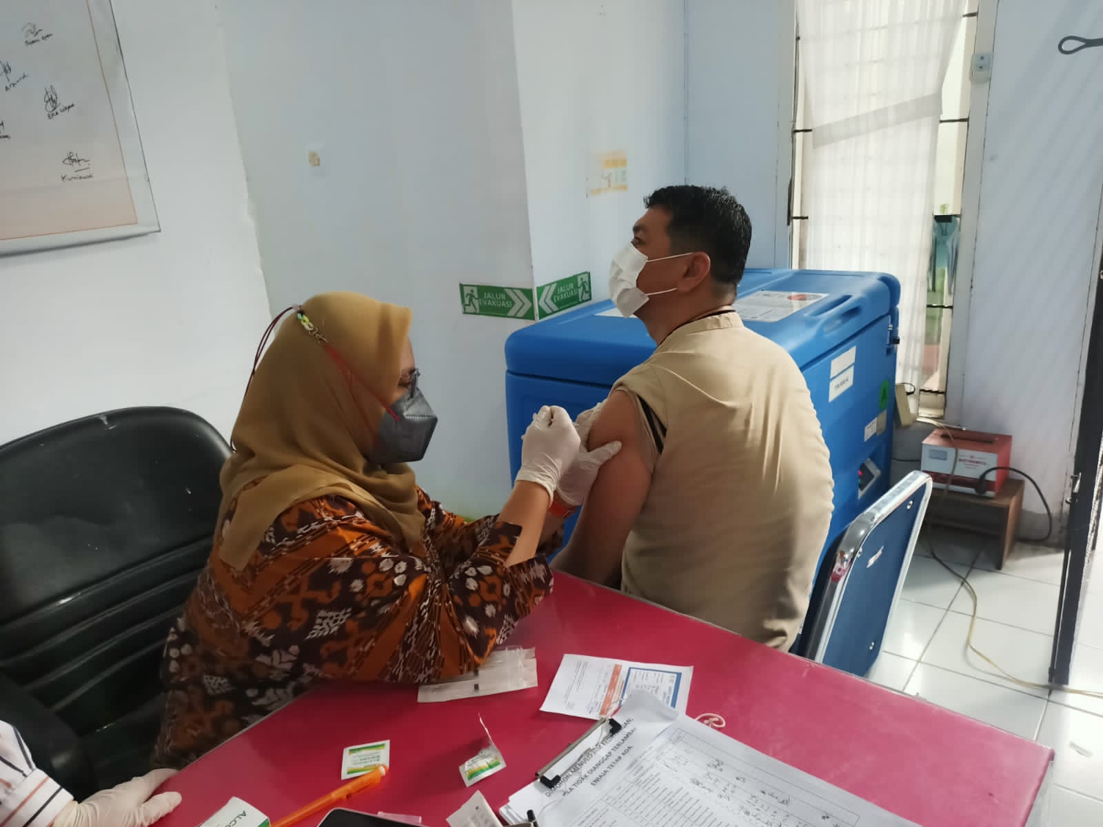 Pemkot Makassar Genjot Vaksinasi Lansia, Petugas Puskesmas Terjun Langsung ke Rumah Warga