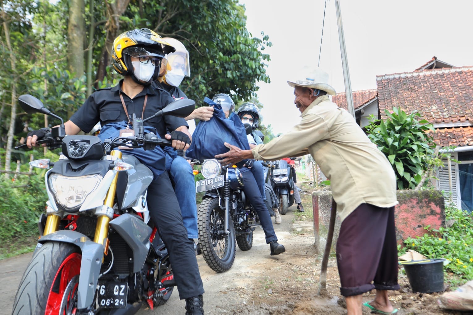 Ngabuburit Ala Atalia Sambil Bagi Sembako dan Bantu Anak Yatim di Bandung