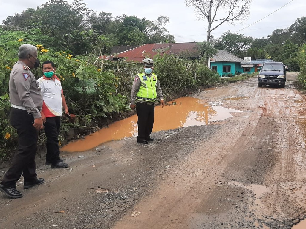 Jalan Masih Rusak, Polres Taput Imbau Pemudik Hati-hati Melintas di Jalur Ini 