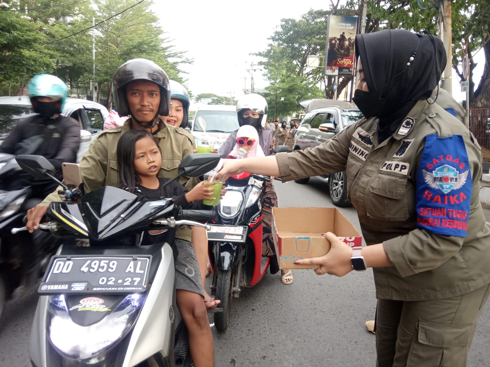 Satpol PP Makassar Bagi Ratusan Paket Buka Puasa ke Pengguna Jalan di Losari