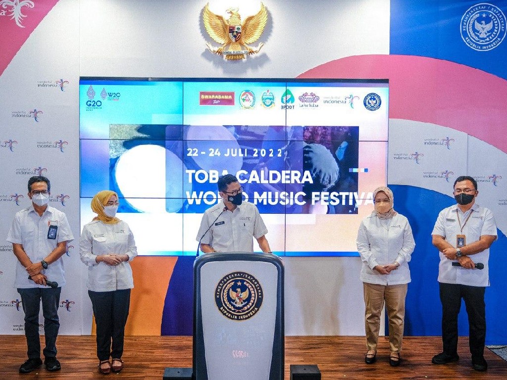 Menparekraf Sandiaga Uno Luncurkan Calender of Event Danau Toba 2022