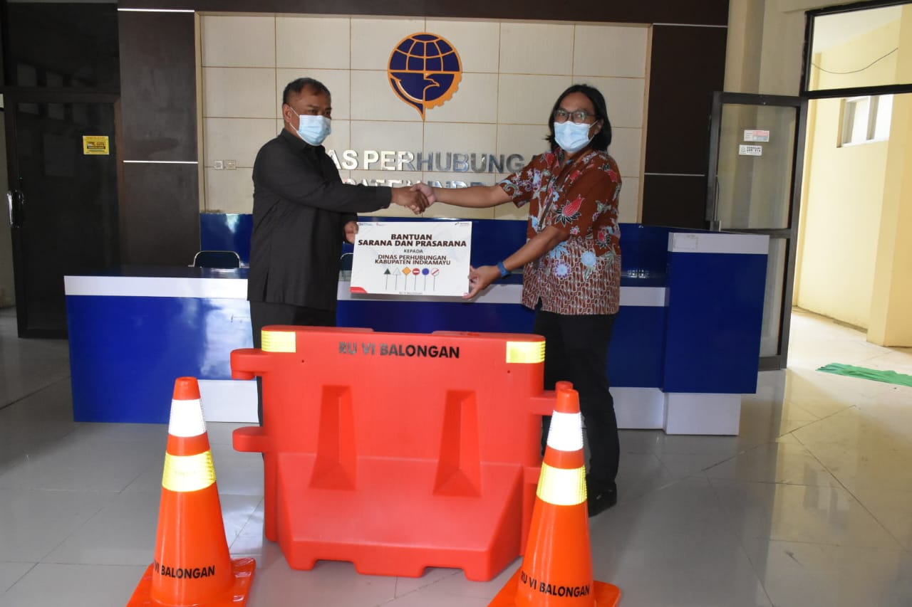 PT KPI Refinery Unit VI Balongan Serahkan Bantuan Rambu Lalu Lintas untuk Dishub Indramayu 
