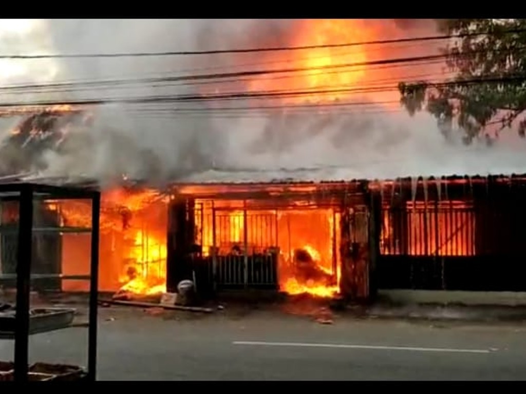 Asrama Polisi di Jalan Veteran Selatan Makassar Ludes terbakar