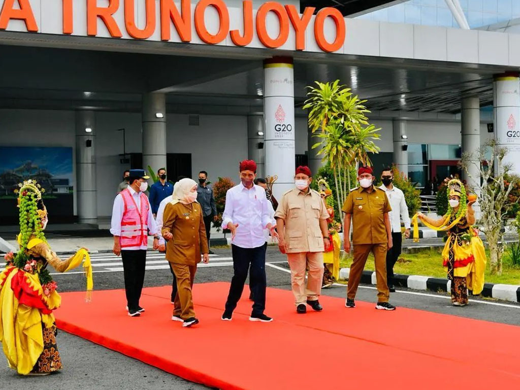 Jokowi - Prabowo Kompak Beli Blangkon Khas Sumenep