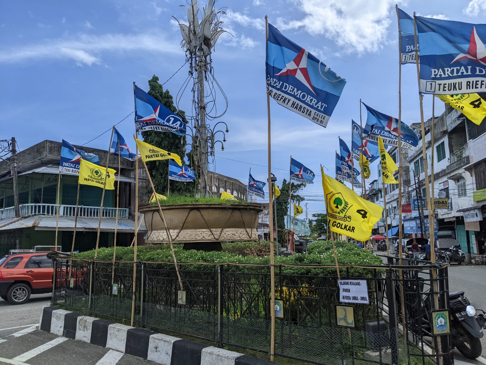 Sudah Dilarang Tetap Dipasang, Bendera Dua Partai Rusak Keindahan Kota Blangpidie